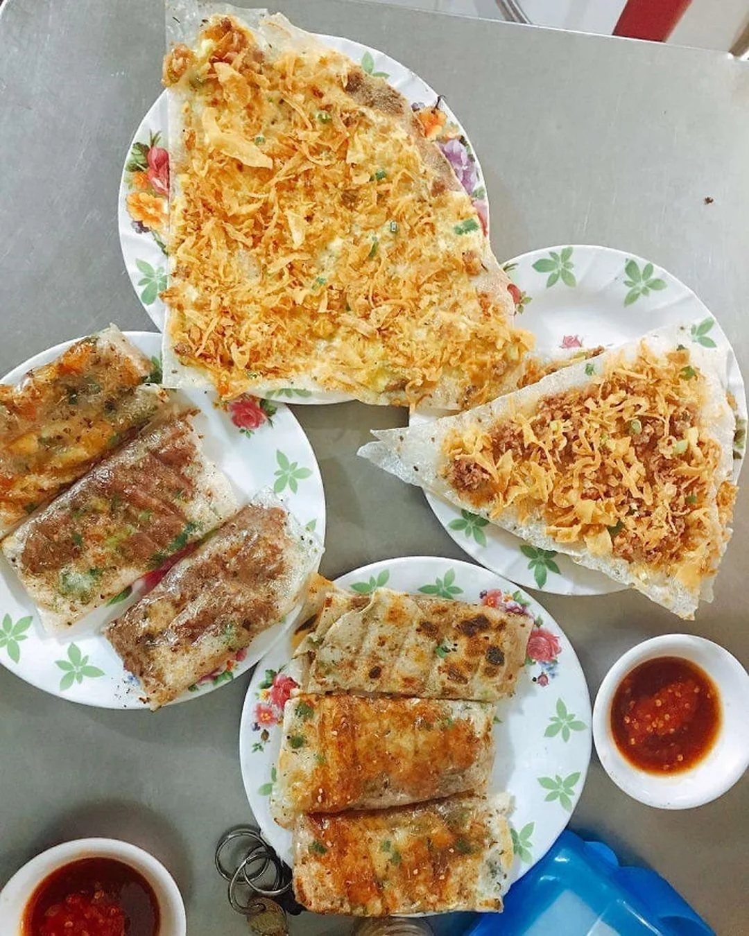 bánh tráng kẹp Đà Nẵng hoàn thiện với nhiều topping và sốt chấm