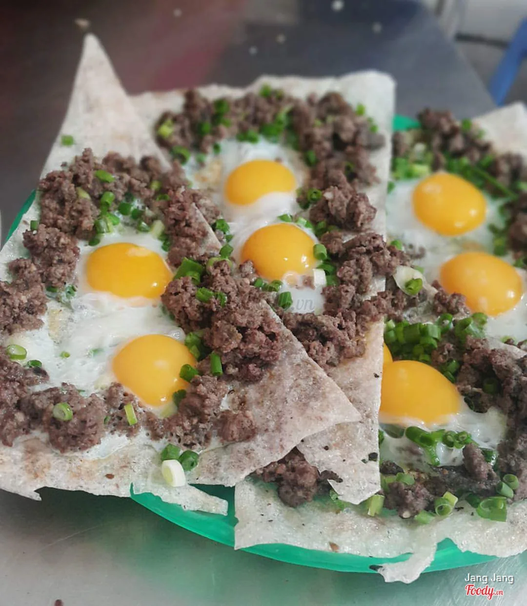 bánh tráng kẹp dì hoa và nước chấm ăn kèm