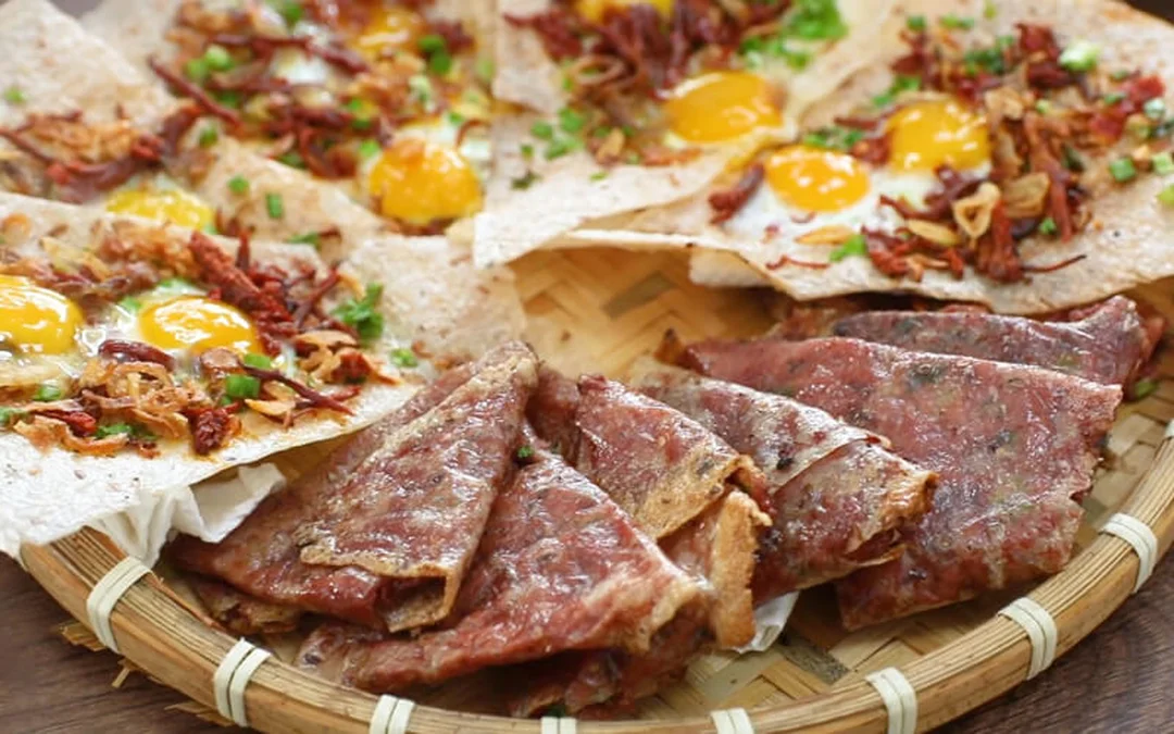 bánh tráng kẹp với nhân pate trứng cút hành phi và khô bò