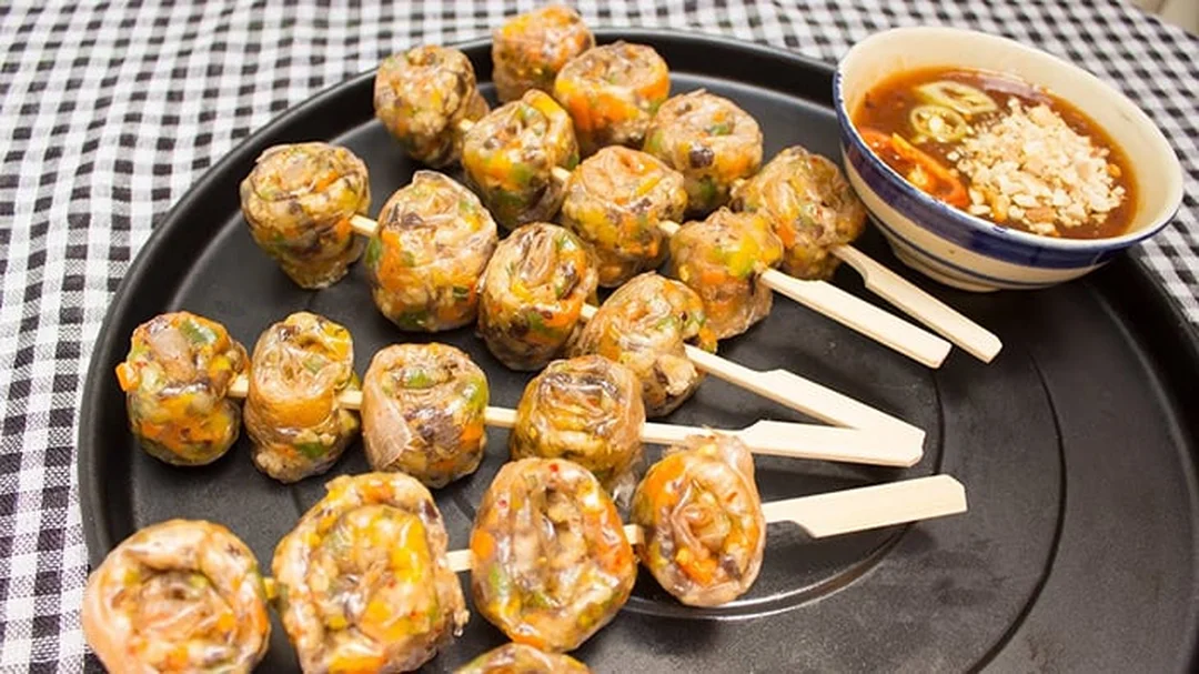 bánh tráng lụi chấm mắm me chua cay