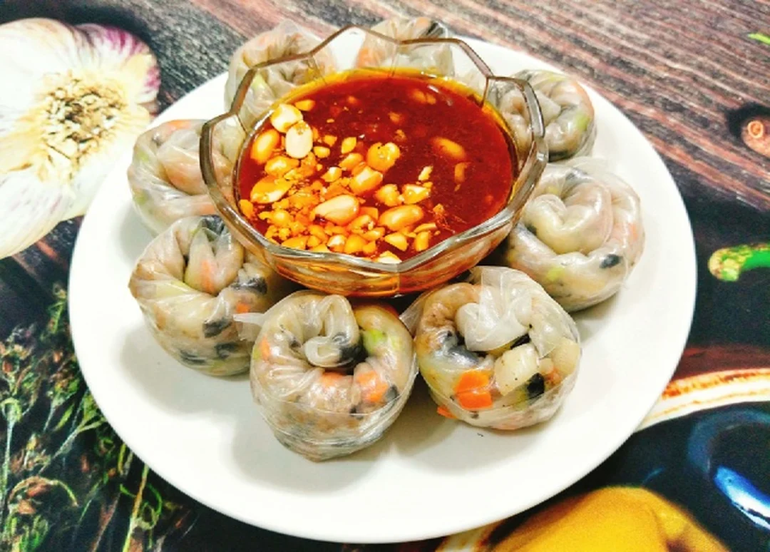 bánh tráng lụi cuốn tròn ăn cùng sốt me