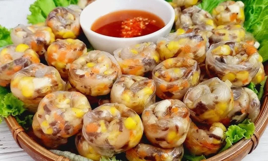 bánh tráng lụi với phần nhân rau củ và thịt băm