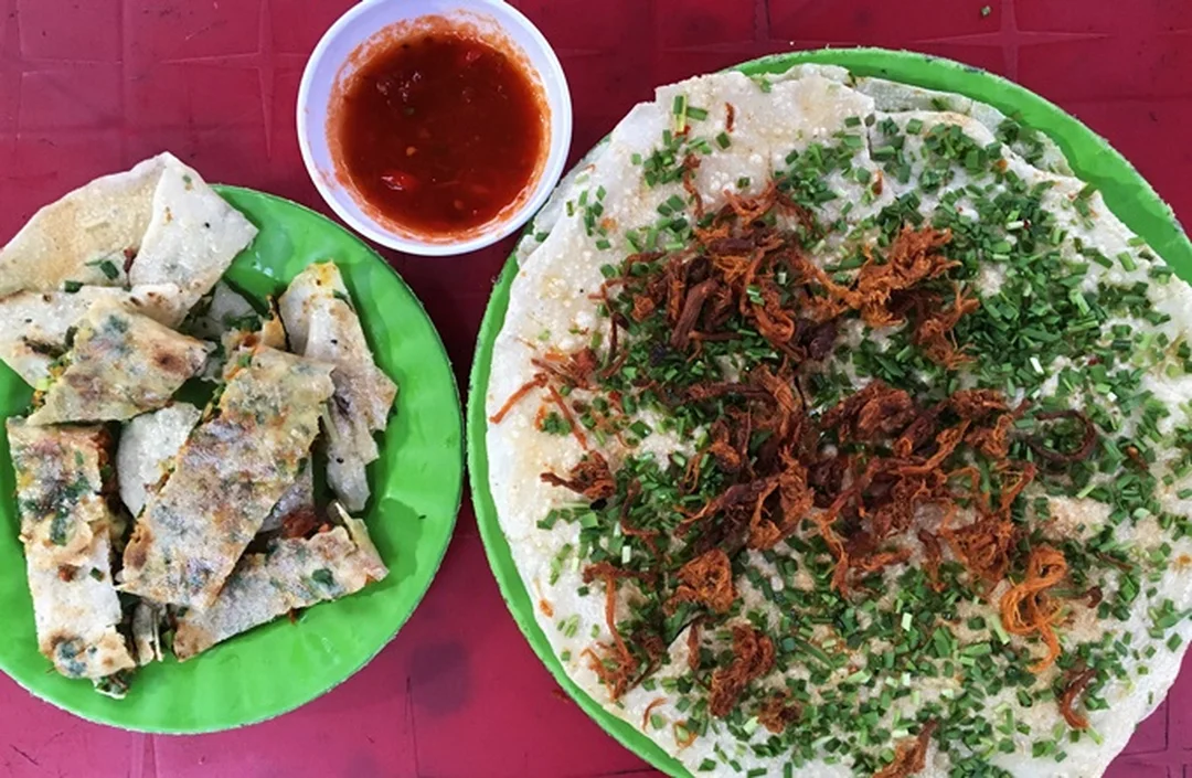 bánh tráng mắm ruốc nướng than kiểu ăn vặt miền Trung