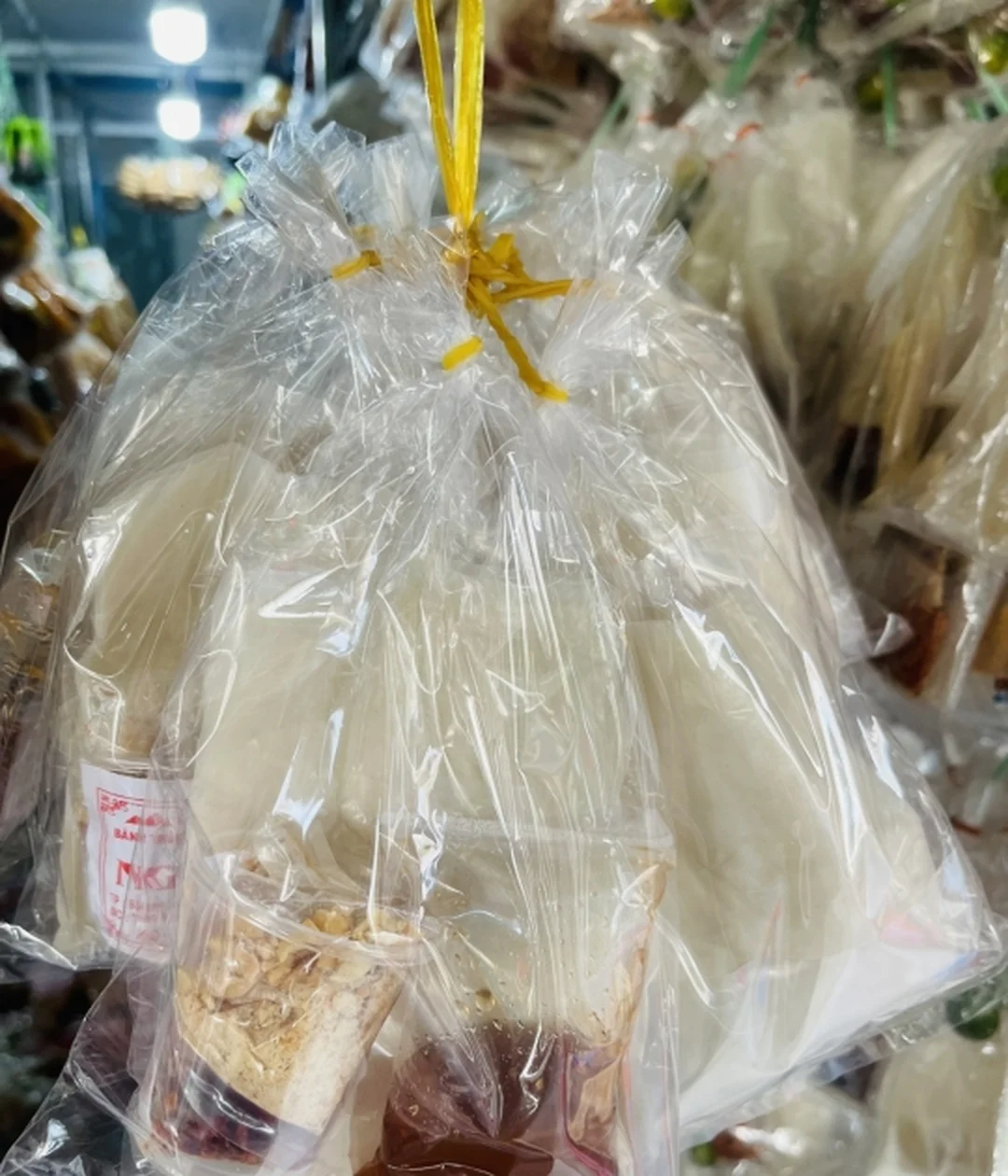 Bánh tráng me gói ăn liền bánh tráng me dạng gói ăn liền với sốt me chua ngọt