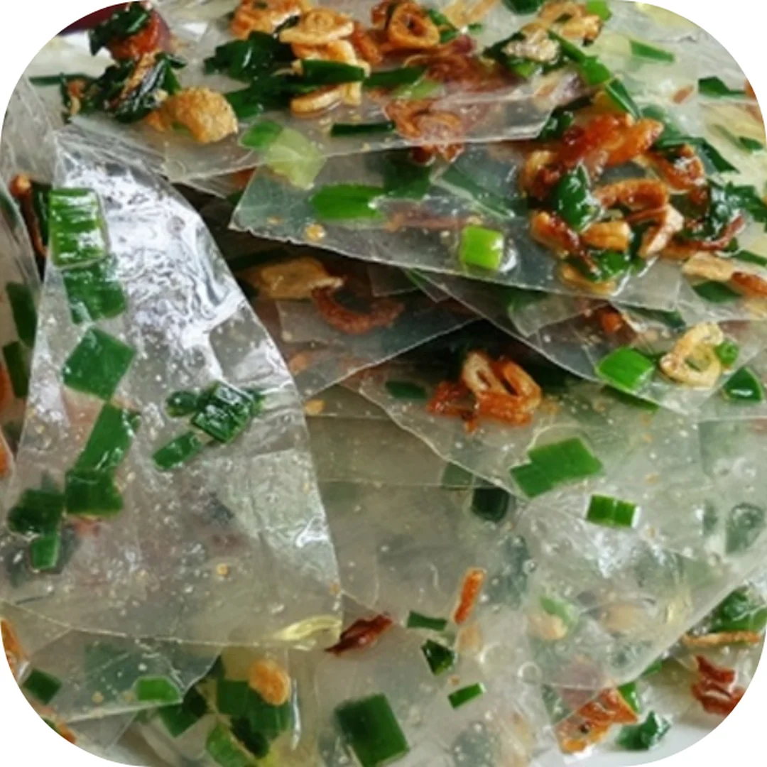bánh tráng mỡ hành dạng cuộn với topping tóp mỡ