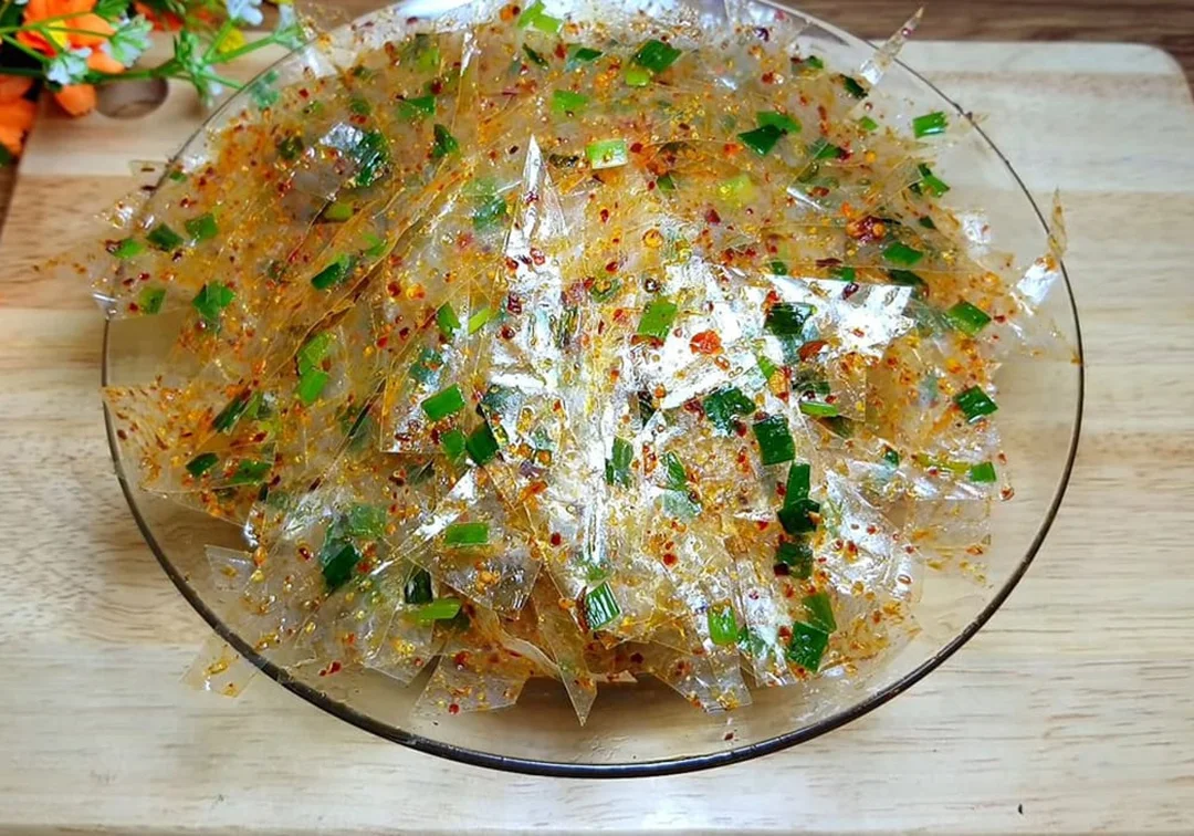 bánh tráng mỡ hành đang được trộn với topping