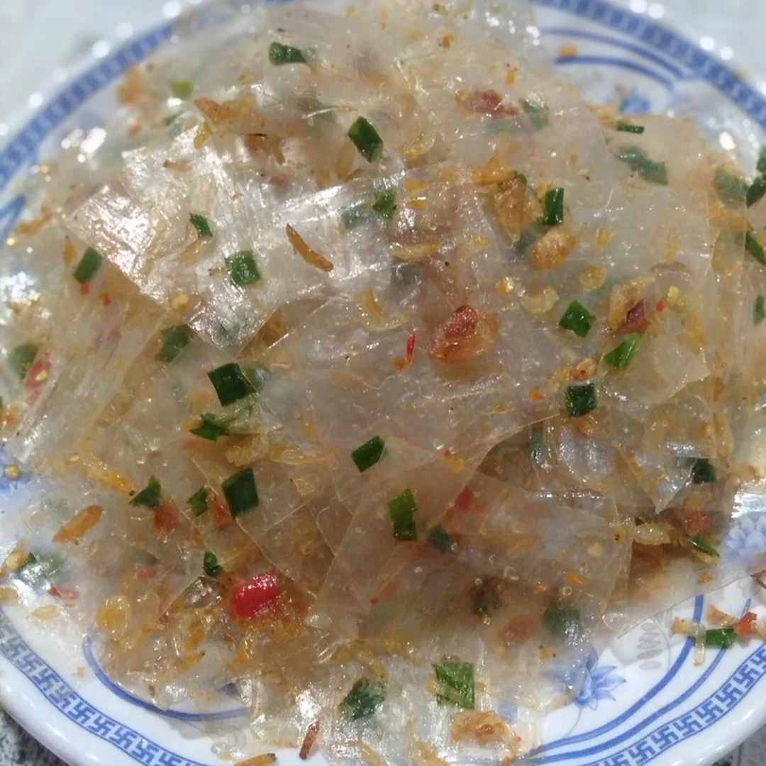 bánh tráng mỡ hành thành phẩm mềm dẻo với rau răm