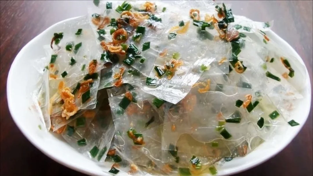 bánh tráng mỡ hành với phần hành lá xanh thơm