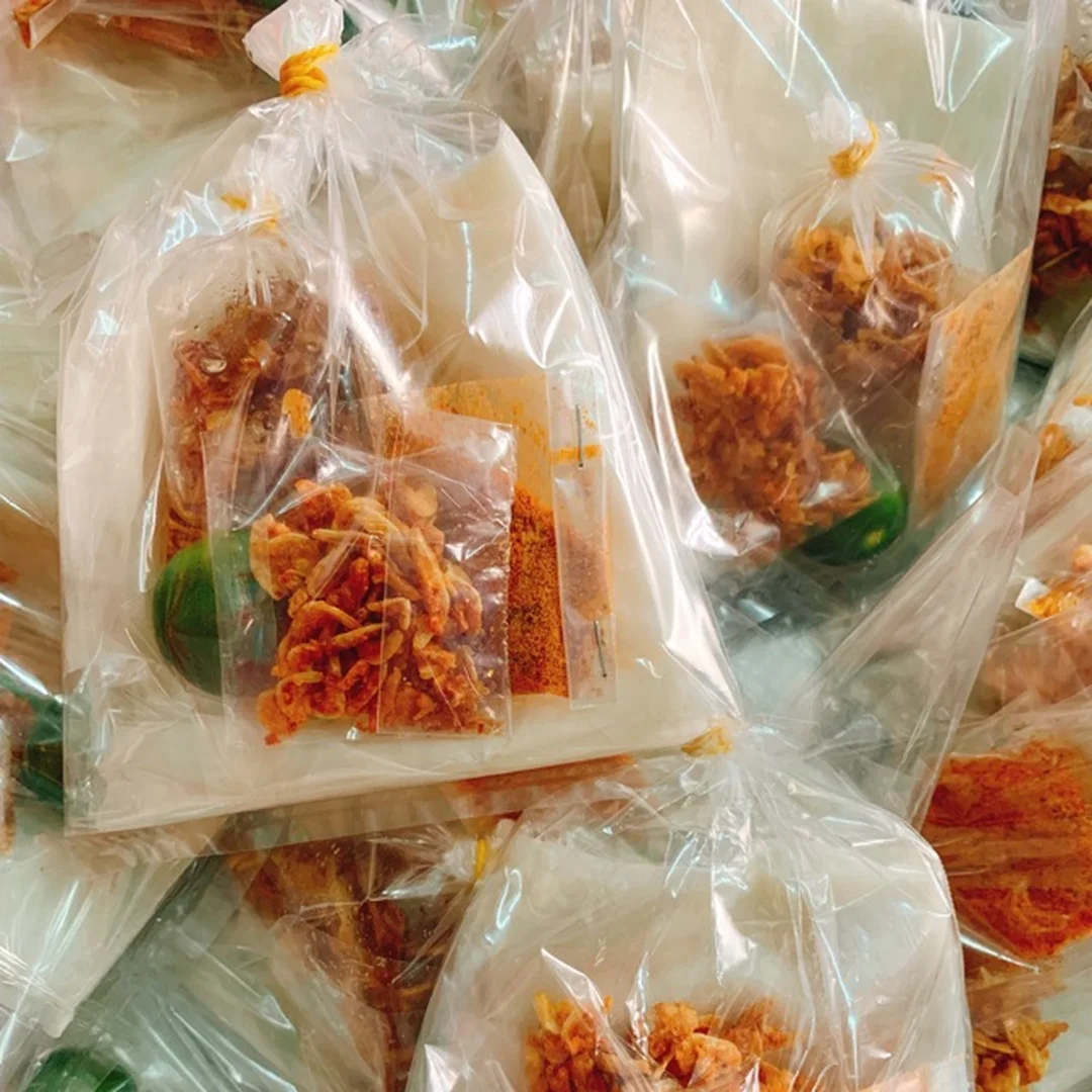 bánh tráng muối nhuyễn được bảo quản trong túi kín để giữ độ dẻo