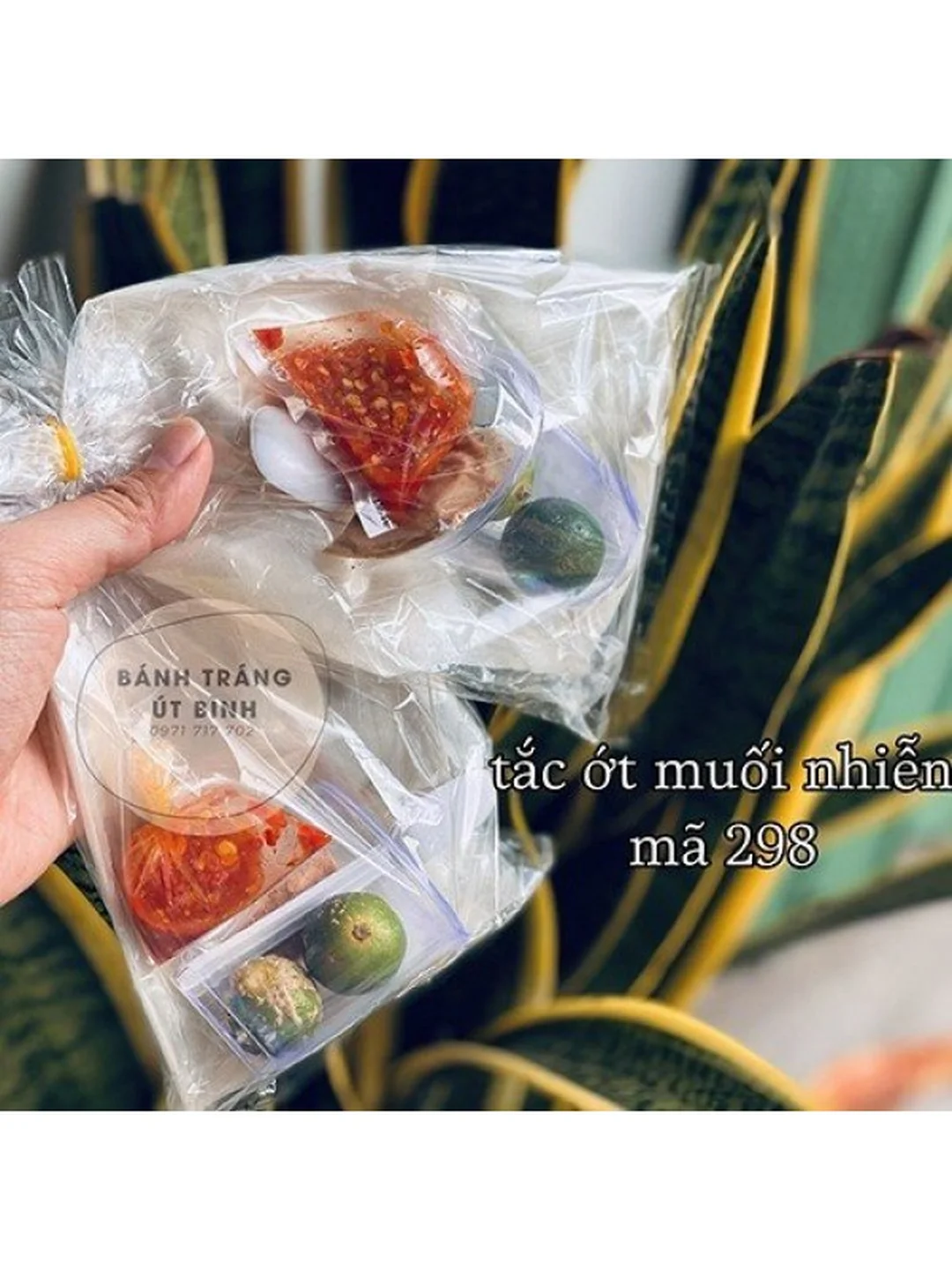 bánh tráng muối nhuyễn tắc ớt với màu sắc hấp dẫn