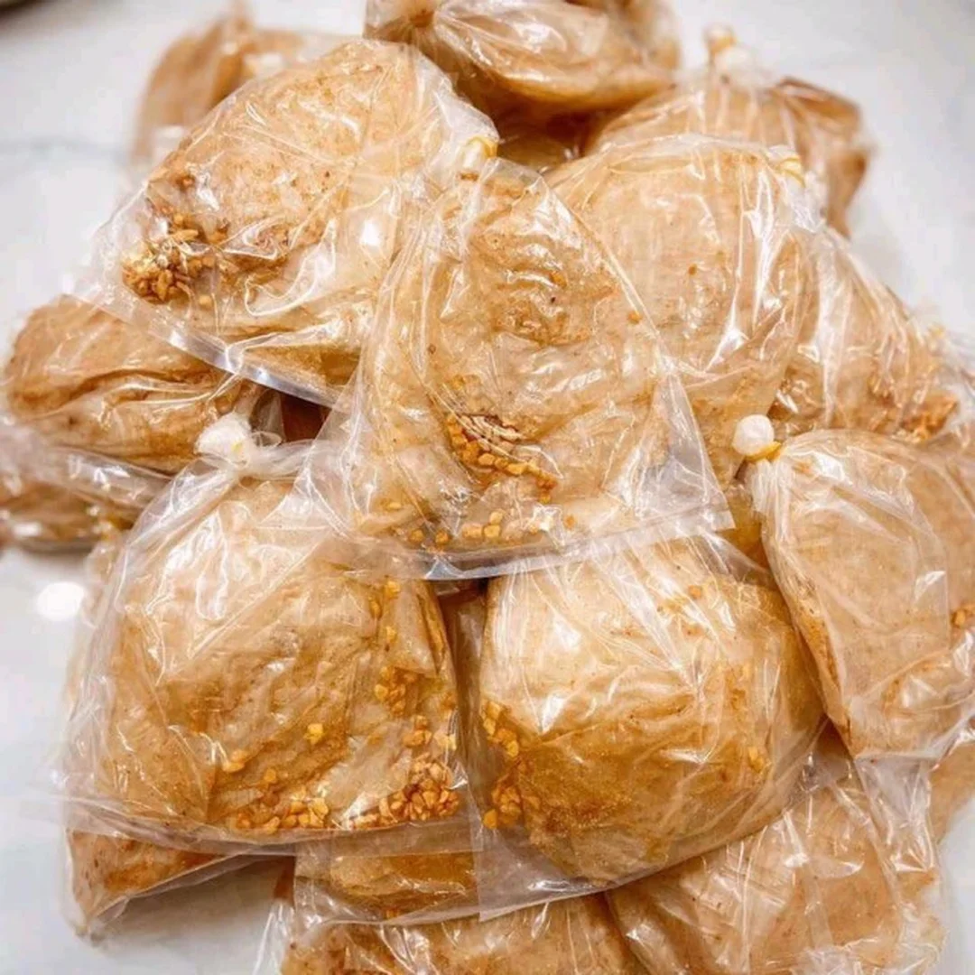bánh tráng muối nhuyễn tự trộn với tắc, hành phi và sa tế