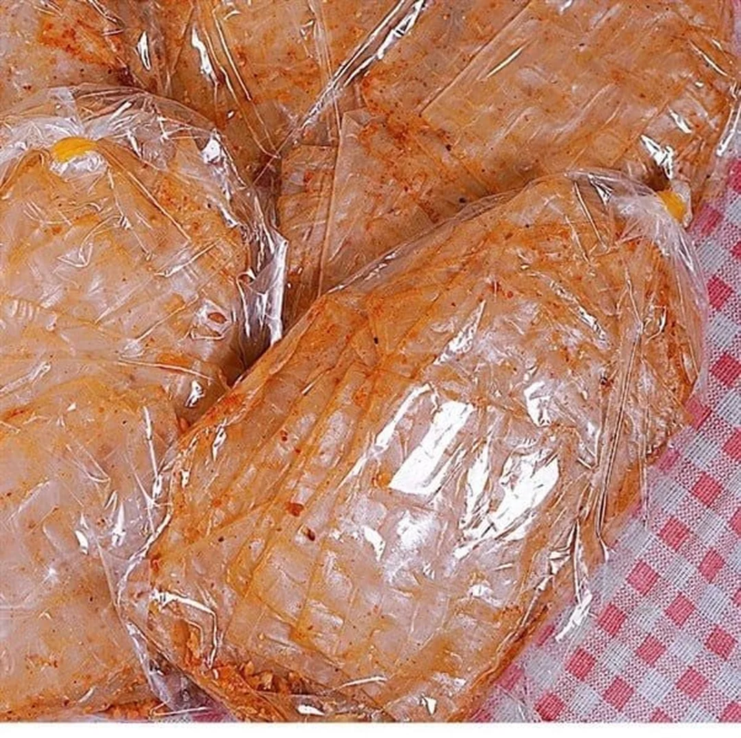 bánh tráng muối nhuyễn với hạt muối mịn bám đều