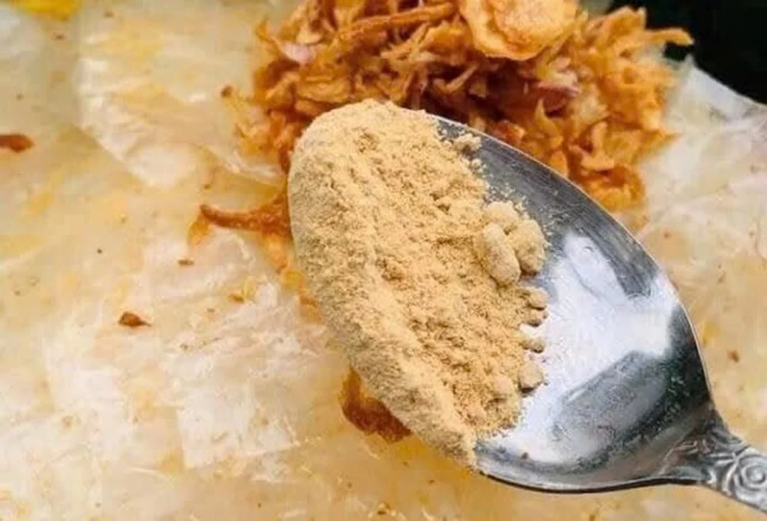 bánh tráng muối nhuyễn với lớp muối mịn bám đều trên miếng bánh