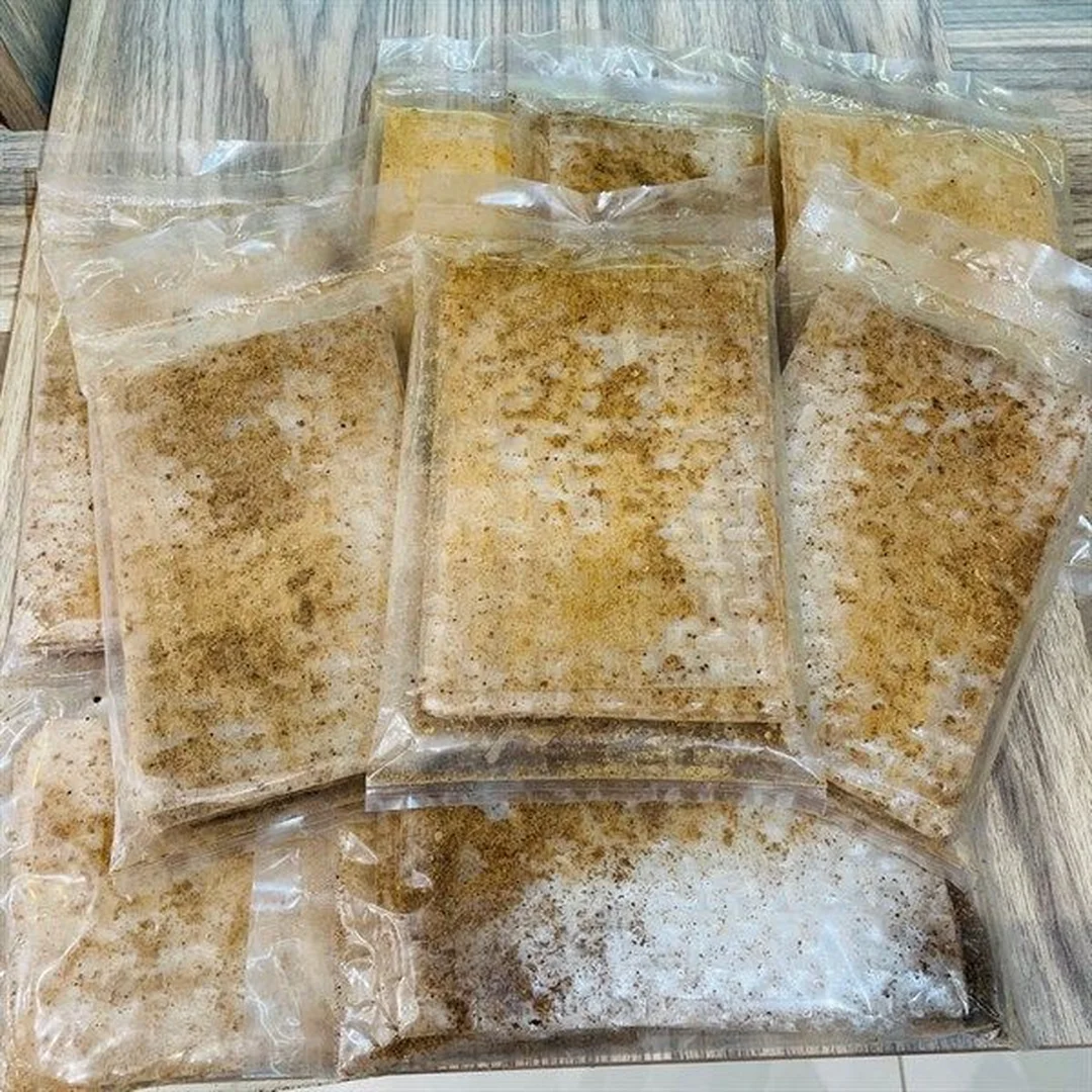 bánh tráng muối với muối nhuyễn và topping cay