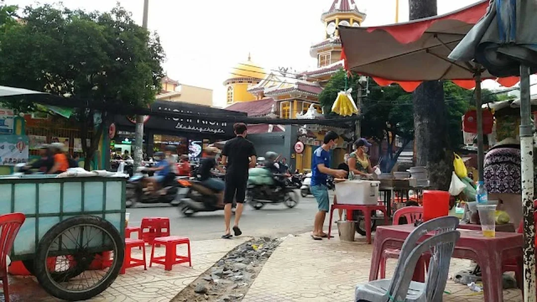 bánh tráng nướng 61 cao thắng có topping trứng và phô mai