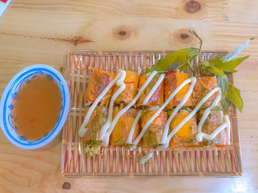 bánh tráng nướng cô phượng nhiều topping phô mai xúc xích