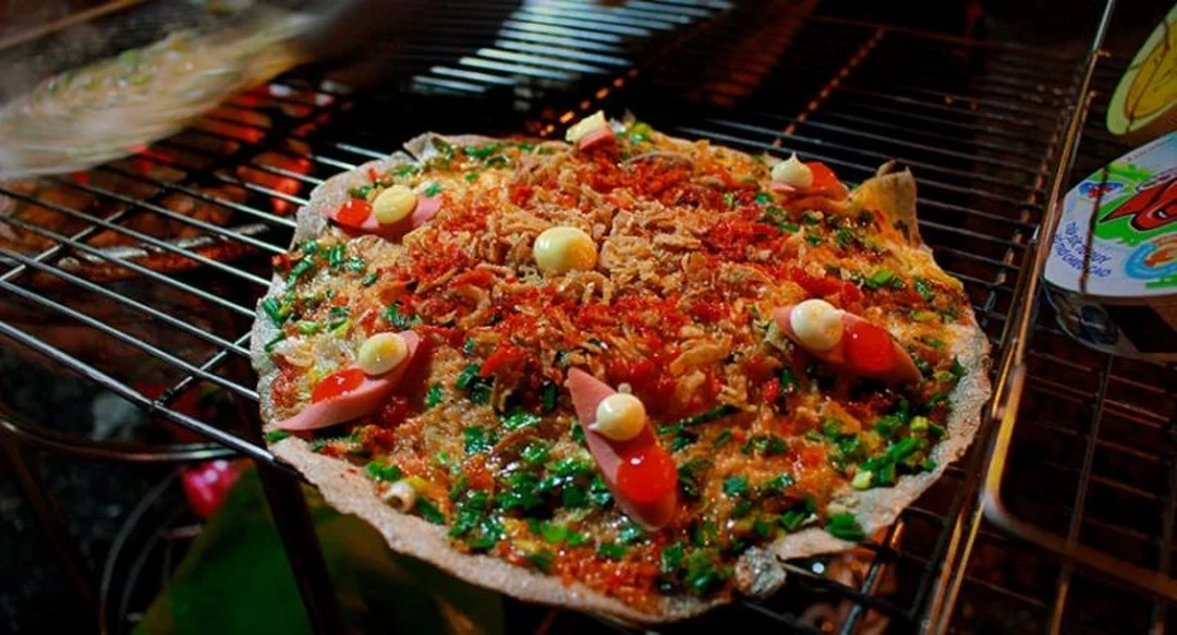 bánh tráng nướng cô phượng tại quầy than nóng ở Đà Lạt