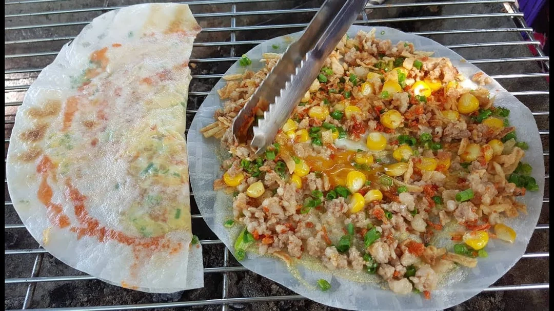 bánh tráng nướng Đà Lạt trên bếp than