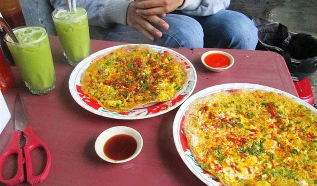 bánh tráng nướng dì đinh được cắt thành miếng nhỏ