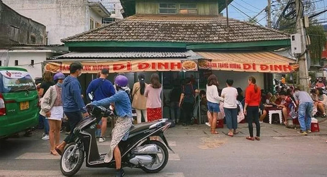 bánh tráng nướng dì đinh được nhiều khách du lịch tìm ở Đà Lạt