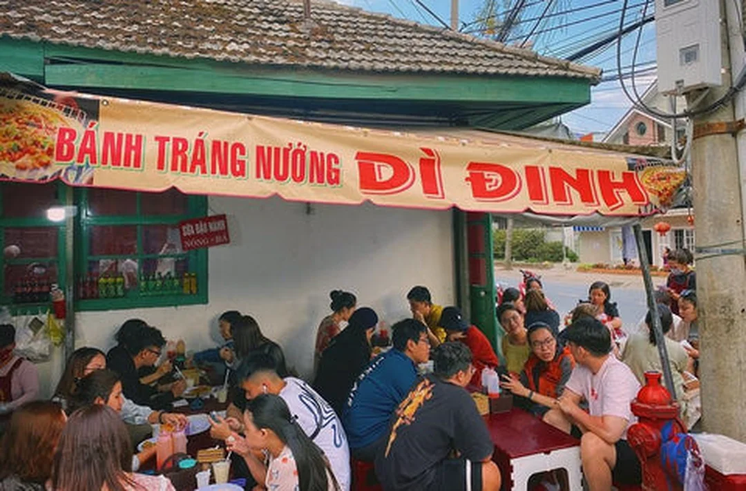 bánh tráng nướng dì đinh ở khu Hoàng Diệu Đà Lạt