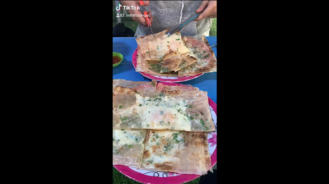 bánh tráng nướng dì nguyệt với topping trứng và khô bò