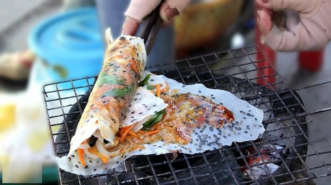 bánh tráng nướng dùng kèm sốt và rau thơm