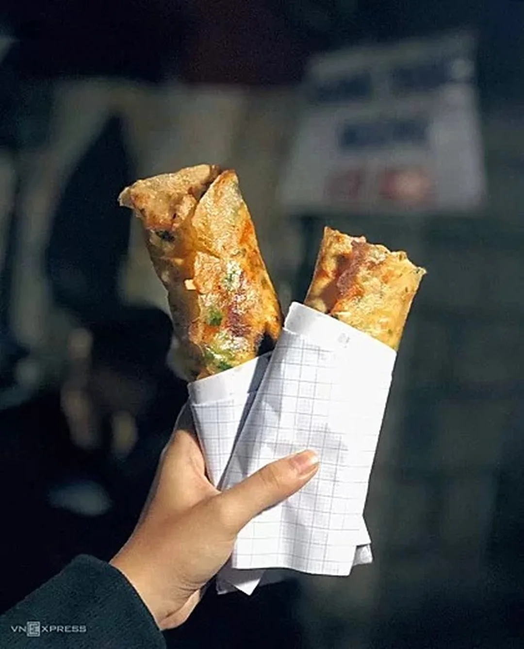 Bánh tráng nướng gần đây nướng trên than hồng bánh tráng nướng gần đây được nướng trên than hồng