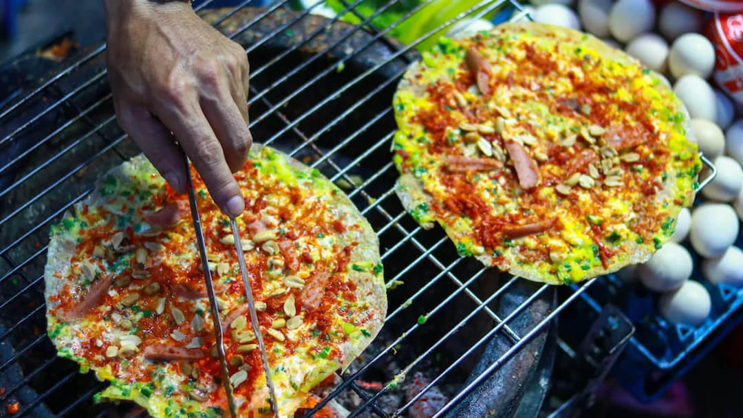 Bánh tráng nướng gần đây với topping trứng phô mai bánh tráng nướng gần đây với topping trứng phô mai nóng giòn