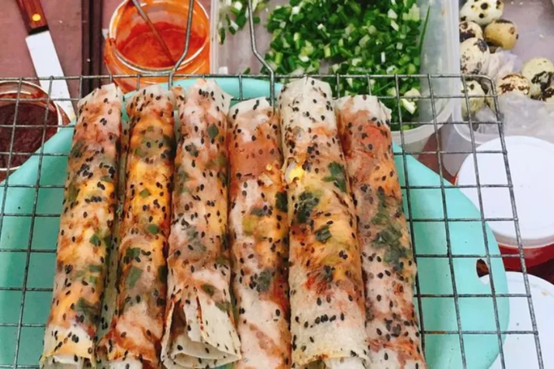 bánh tráng nướng mắm ruốc trên chảo chống dính