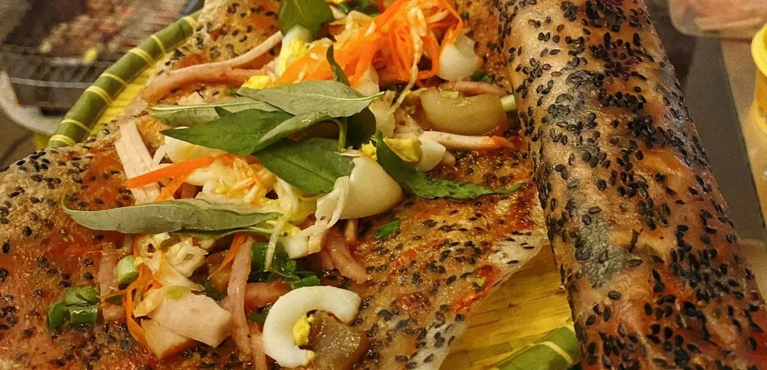 bánh tráng nướng Phan Thiết có mắm ruốc và nhân trứng cút