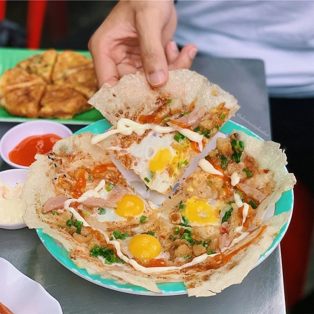 bánh tráng nướng Phan Thiết ở khu ăn vặt cho khách du lịch