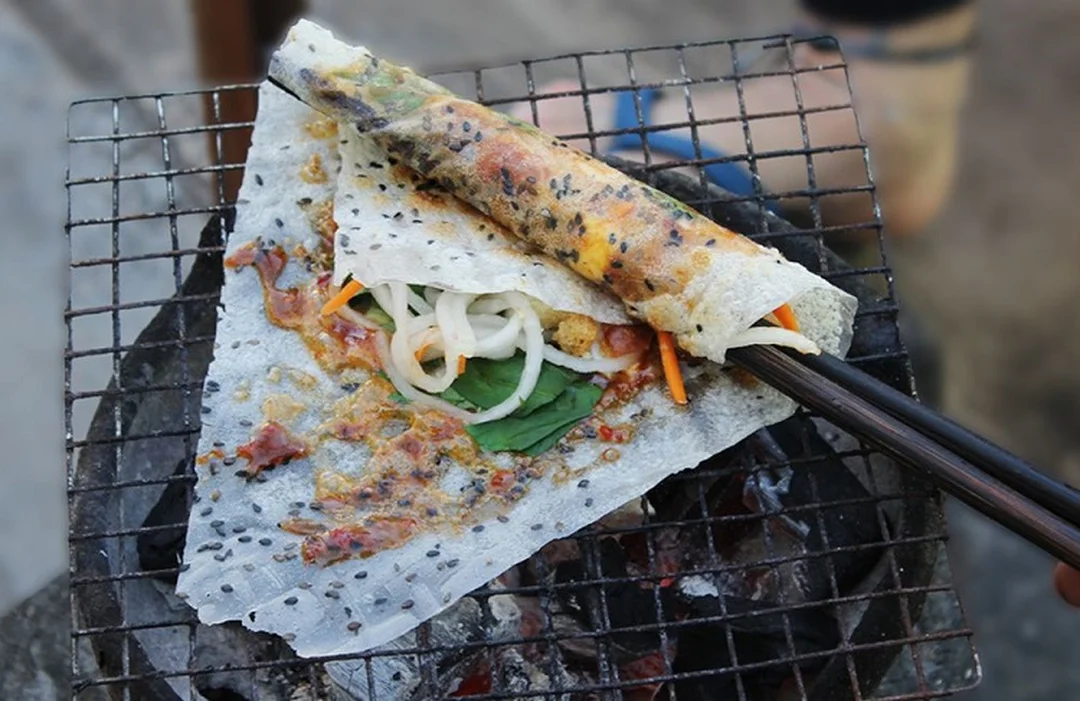 bánh tráng nướng Phan Thiết trên bếp than mắm ruốc thơm