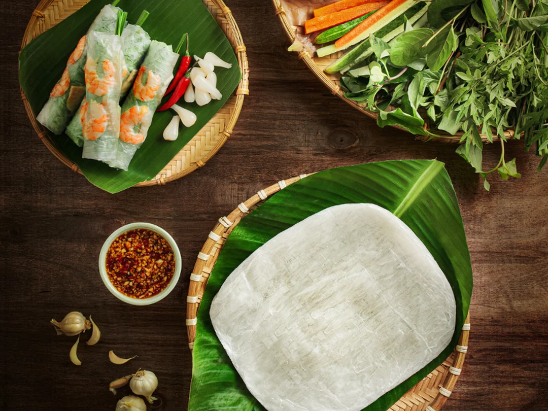 bánh tráng phơi sương cuốn rau sống và thịt heo
