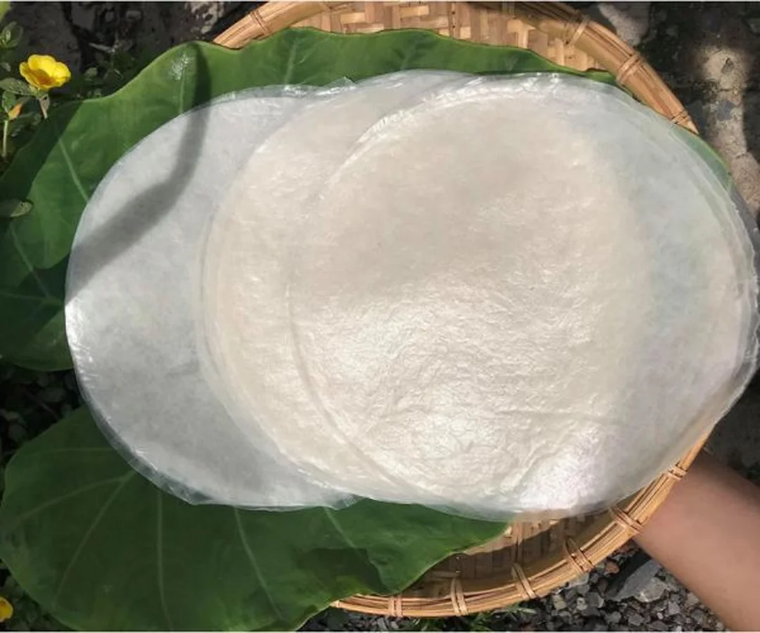 bánh tráng phơi sương tự làm trên lá chuối