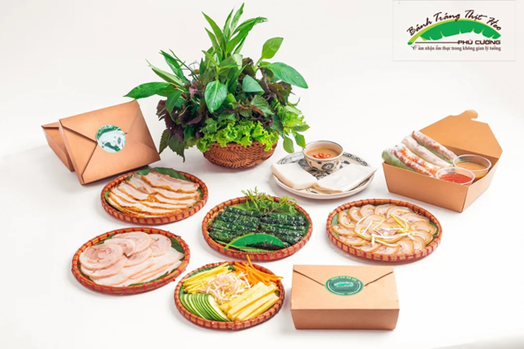 Mẹt bánh tráng phú cường dùng kèm rau sống bánh tráng phú cường mẹt rau sống và thịt cuốn
