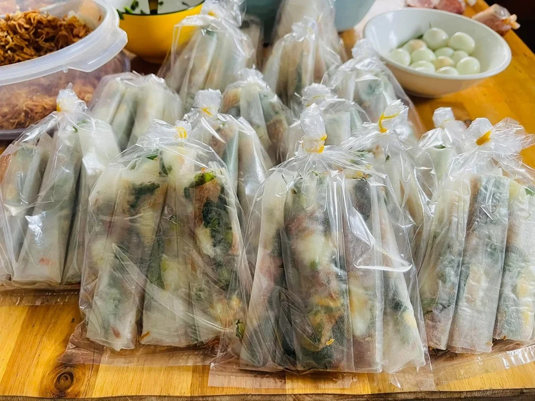 bánh tráng tây ninh cuốn trứng cút và sốt me