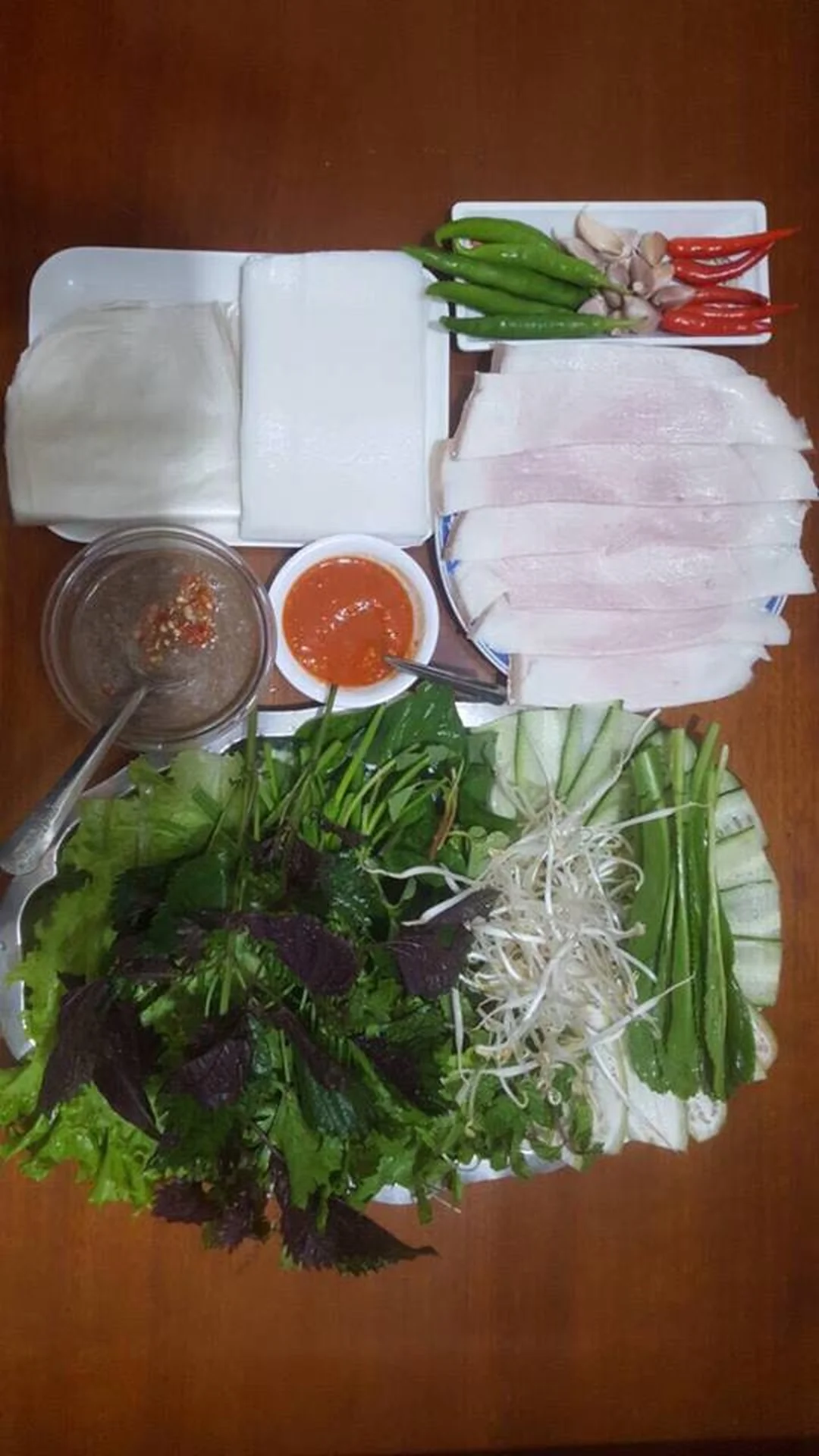 bánh tráng thịt heo bà hường với rau sống và mắm nêm