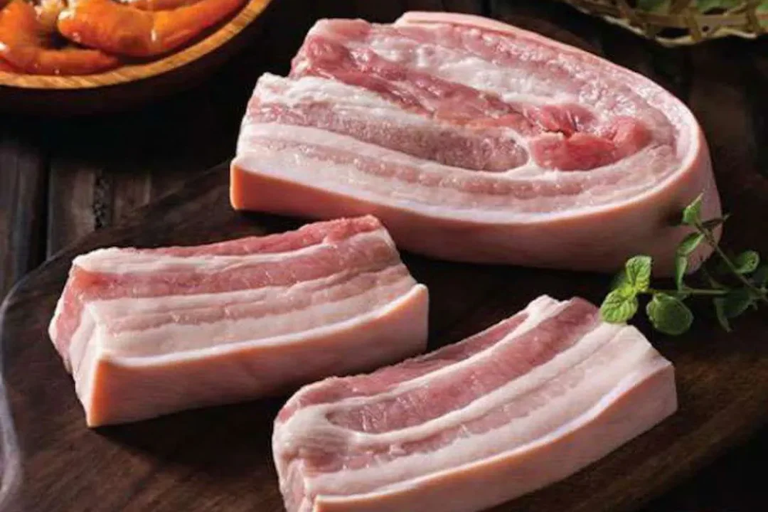 bánh tráng thịt heo bày trên mẹt phù hợp nhóm bạn và gia đình