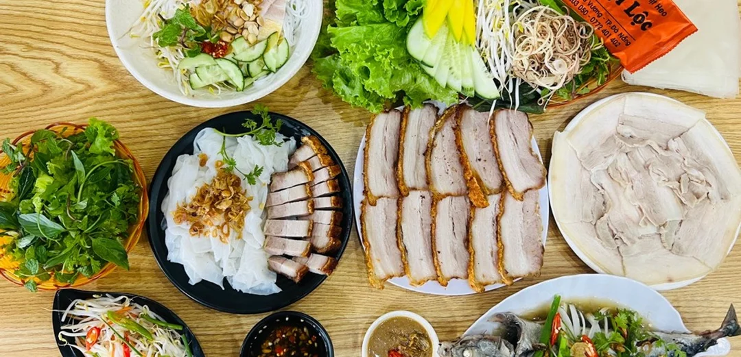 bánh tráng thịt heo đại lộc với mẹt rau sống và thịt heo cuốn