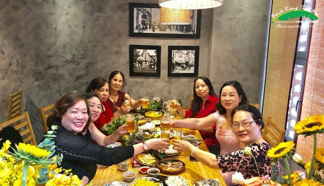 bánh tráng thịt heo phú cường trong không gian nhà hàng Hà Nội phố