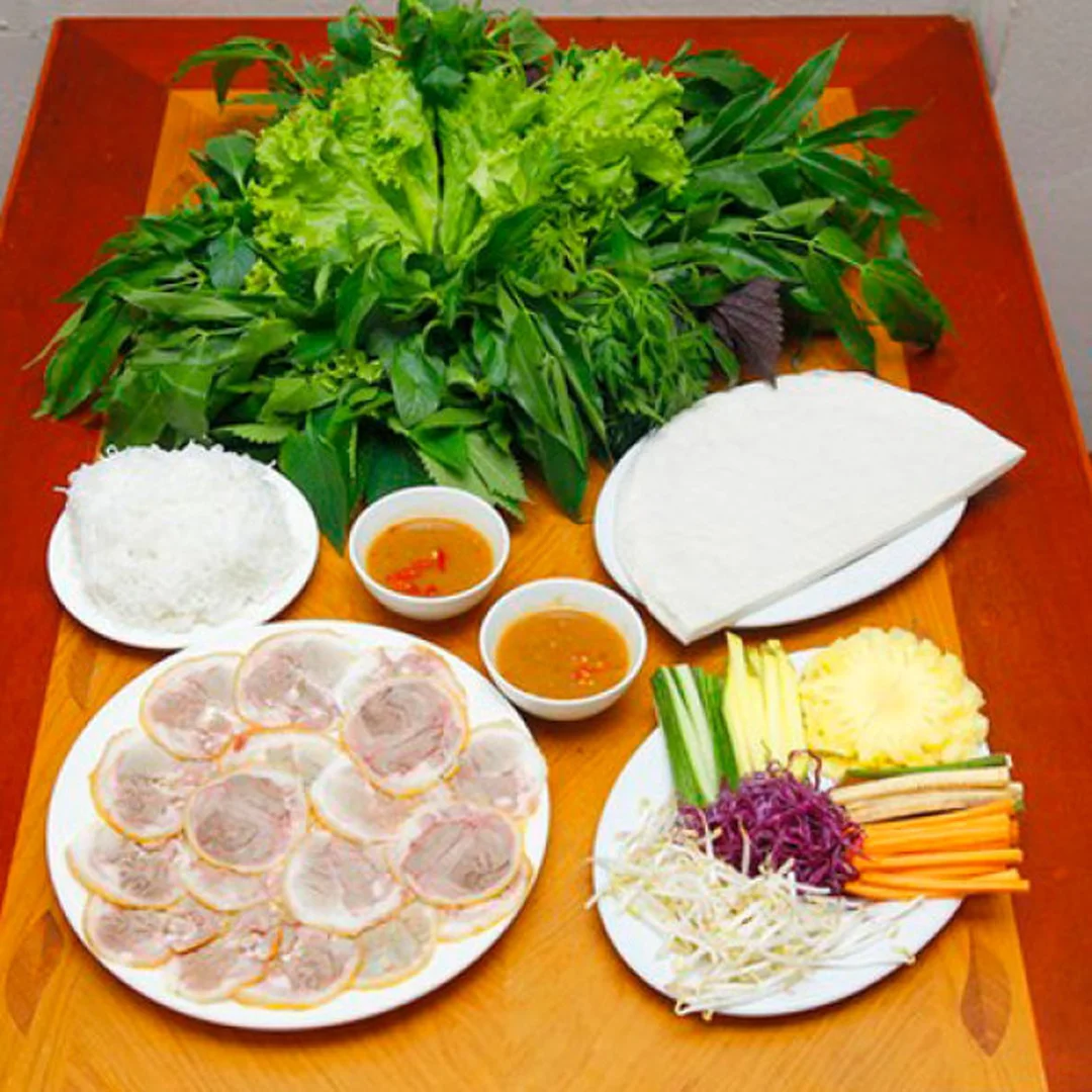 bánh tráng trảng bàng cuốn rau rừng và thịt heo