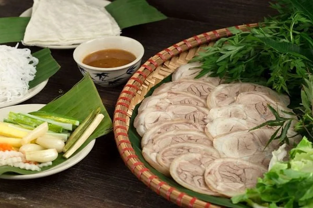 bánh tráng trảng bàng phơi sương cuốn thịt heo rau rừng