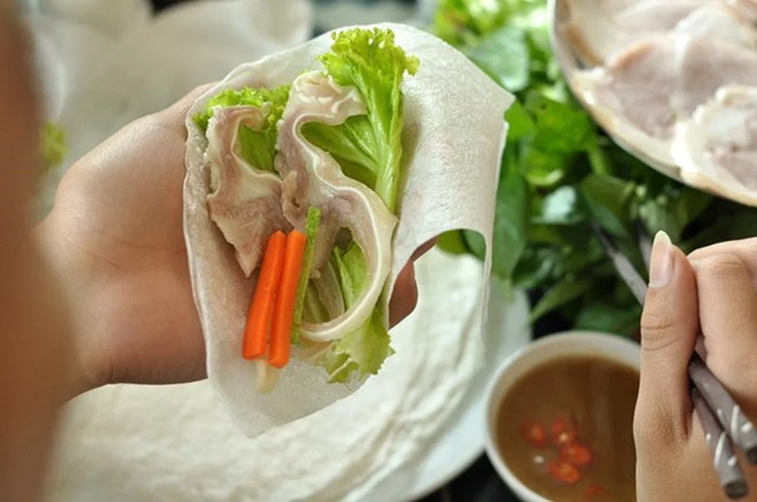 bánh tráng trảng bàng trong mẹt cuốn thịt heo rau sống
