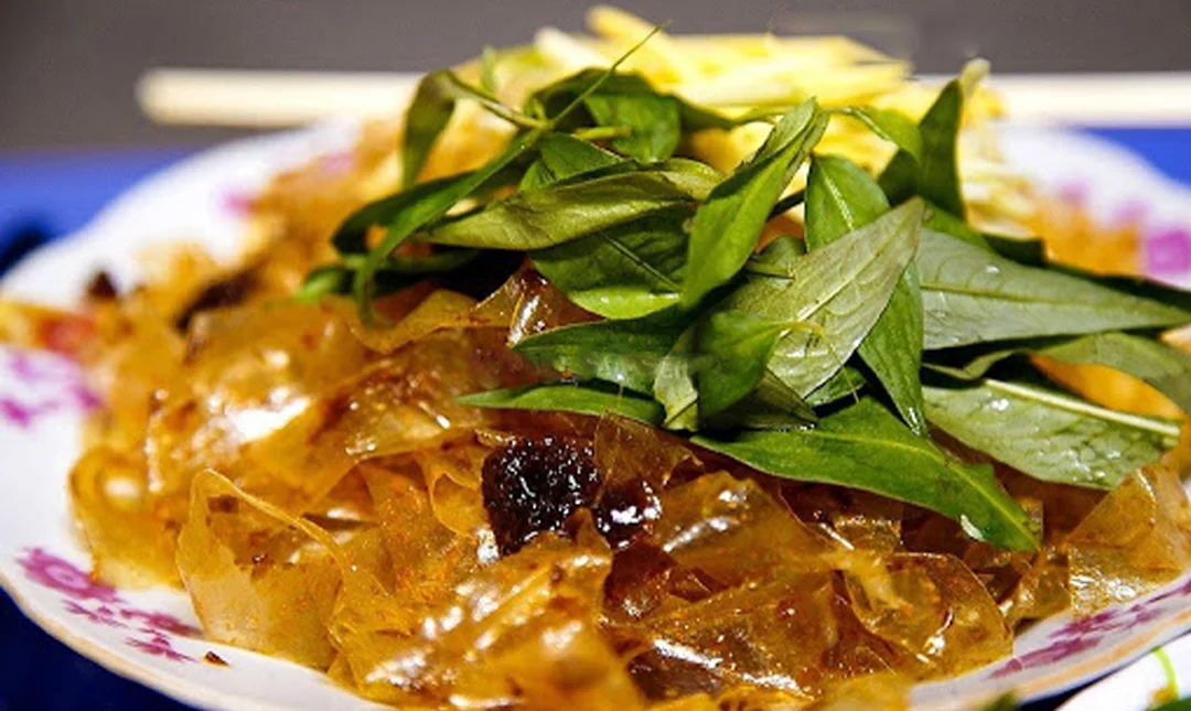 bánh tráng trộn chay với xoài rau răm và đậu phộng