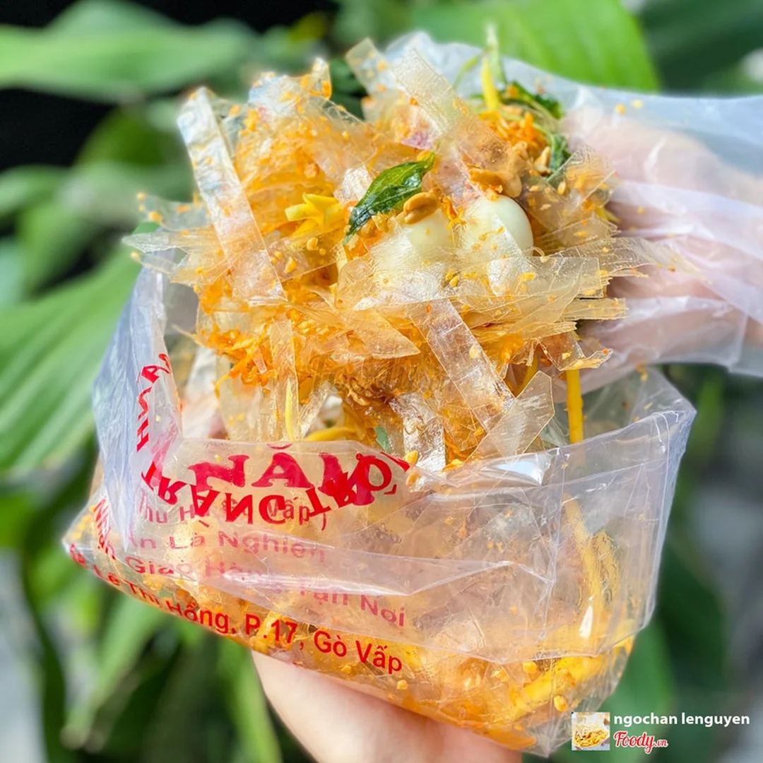 bánh tráng trộn cô năm đóng hộp ăn liền cho đơn giao hàng