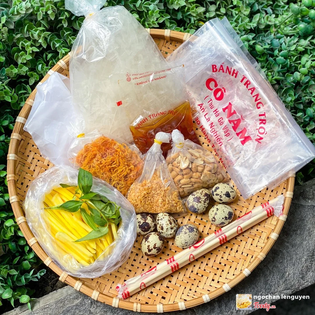 bánh tráng trộn cô năm với rau răm đậu phộng và khô bò