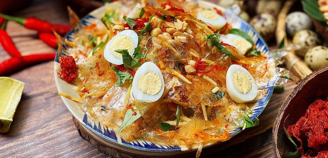 bánh tráng trộn gần đây với rau răm xoài xanh và khô bò