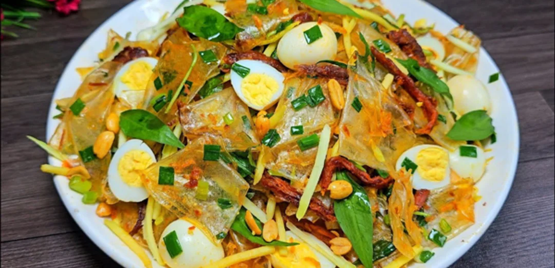 bánh tráng trộn long nổi tiếng trong nhóm món ăn vặt Sài Gòn