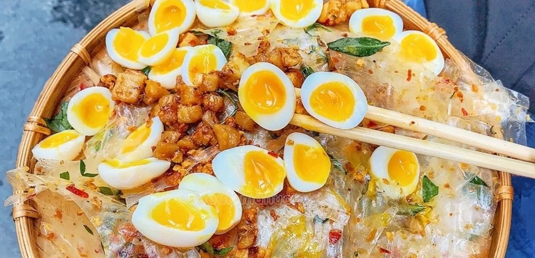 bánh tráng trộn long với trứng cút khô bò và xoài xanh